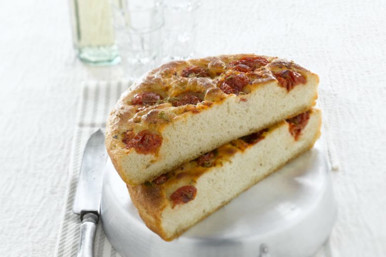 Focaccia alle patate con pomodorini