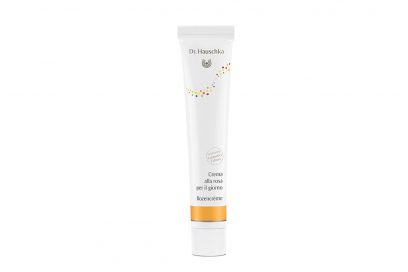 Pelle-in-autunno-i-consigli-della-dermatologa-per-la-corretta-beauty-routine-RoseDay-Cream-drhauschka