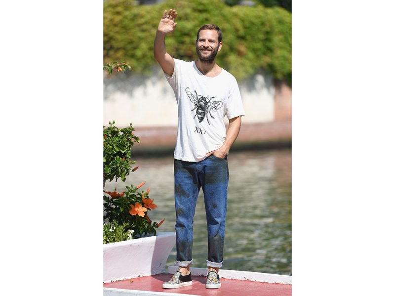 alessandro-borghi-arriva-a-venezia-look