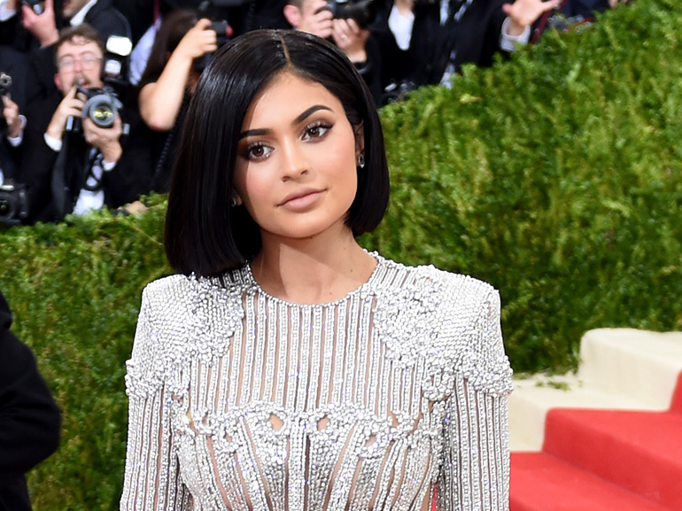 cover klylie jenner spiega labbra rifatte mobile