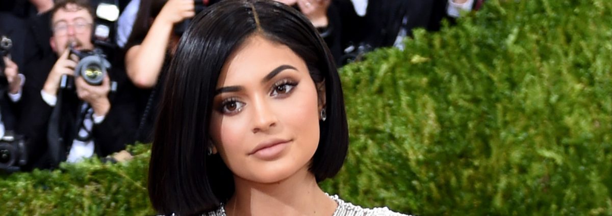 cover kylie jenner spiega labbra rifatte desktop