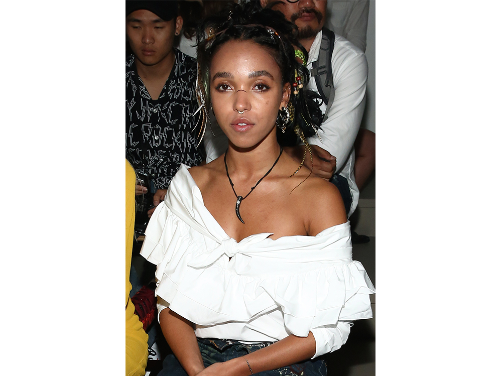 fka twigs beauty look trucco capelli getty (10)