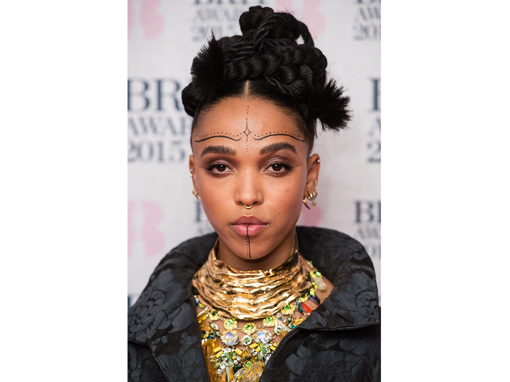 fka twigs beauty look trucco capelli getty (3)