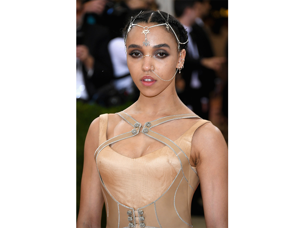 fka twigs beauty look trucco capelli getty (9)