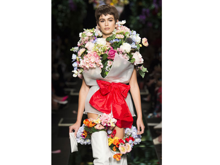 moschino-ss18-mazzo-fiori