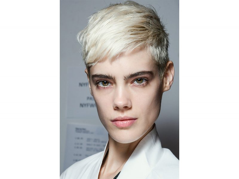 tagli capelli corti sfilate tendenze autunno inverno 2017 2018 (19)