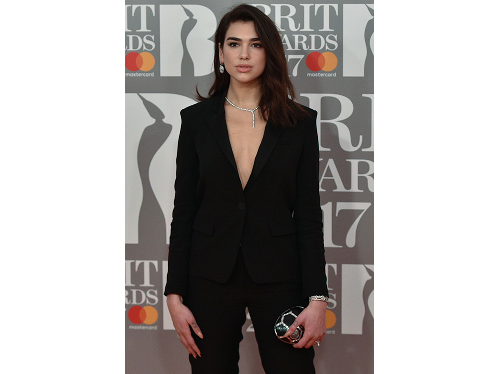 DUA LIPA beauty look trucco capelli cantante (11)