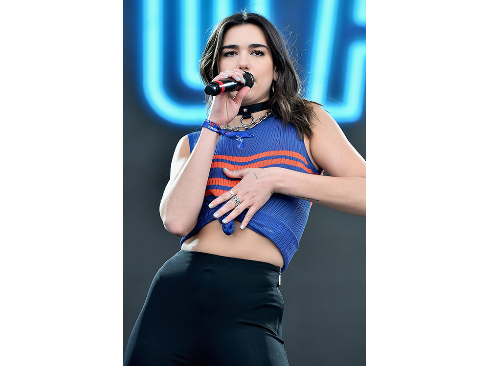 DUA LIPA beauty look trucco capelli cantante (12)