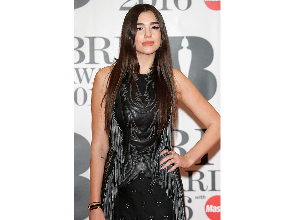 DUA LIPA beauty look trucco capelli cantante (2)