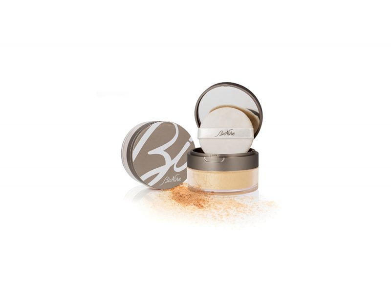 Make-up-come-opacizzare-il-viso-con-la-cipria-DEFENCE-COLOR-Voile-Touch-cipria-in-polvere-BioNike
