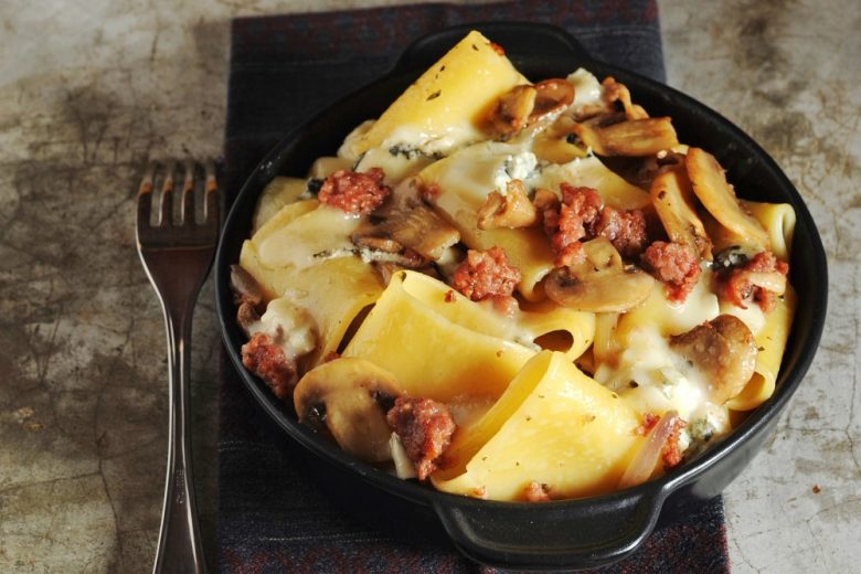 Paccheri con funghi e salsiccia