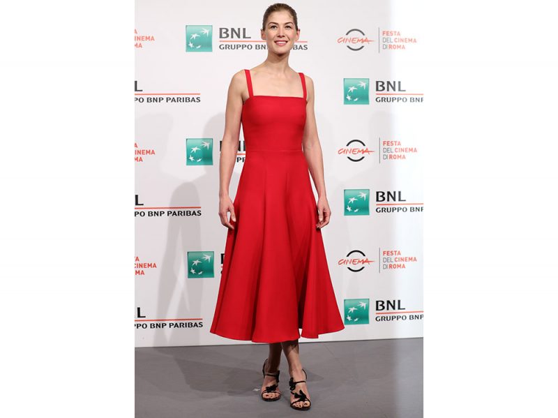 Rosamund-Pike–roma-abito-rosso