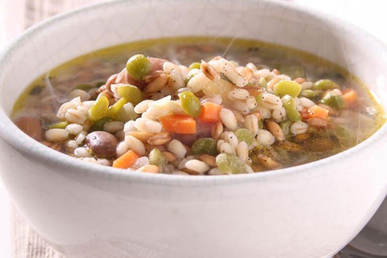 Zuppa di orzo e legumi secchi
