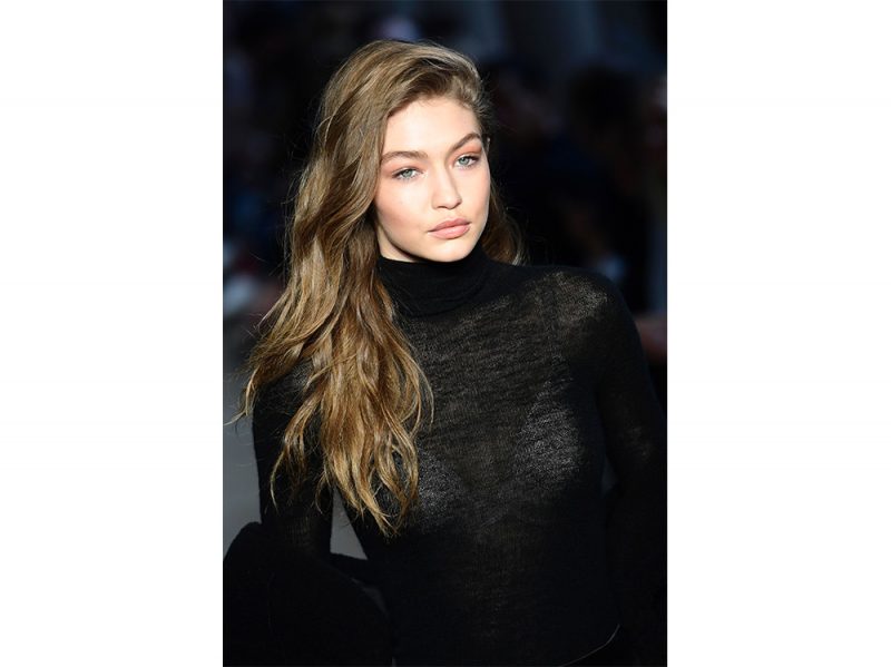 capelli-mossi-lunghi-gigi-hadid