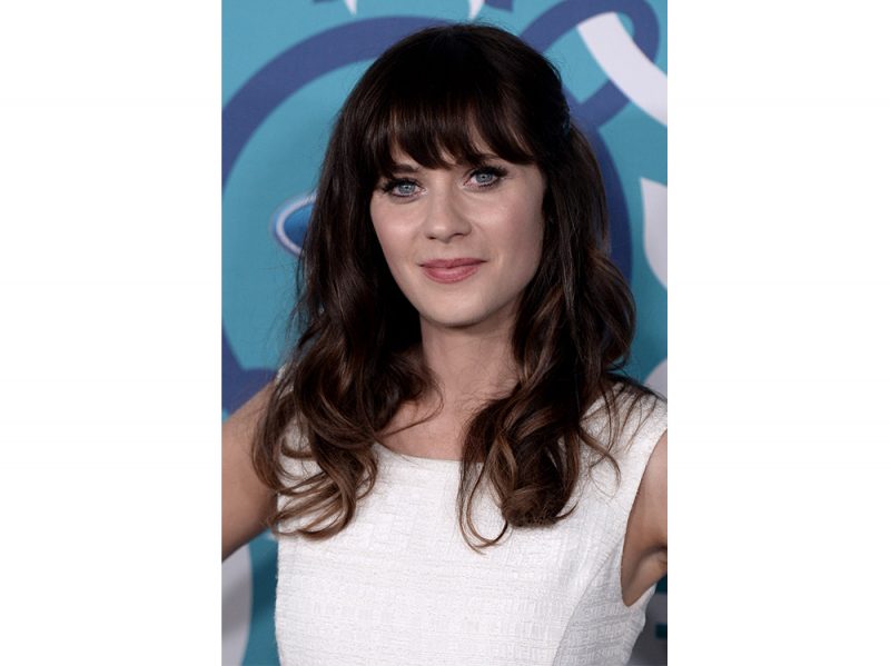 capelli-mossi-medi-zooey-deschanel