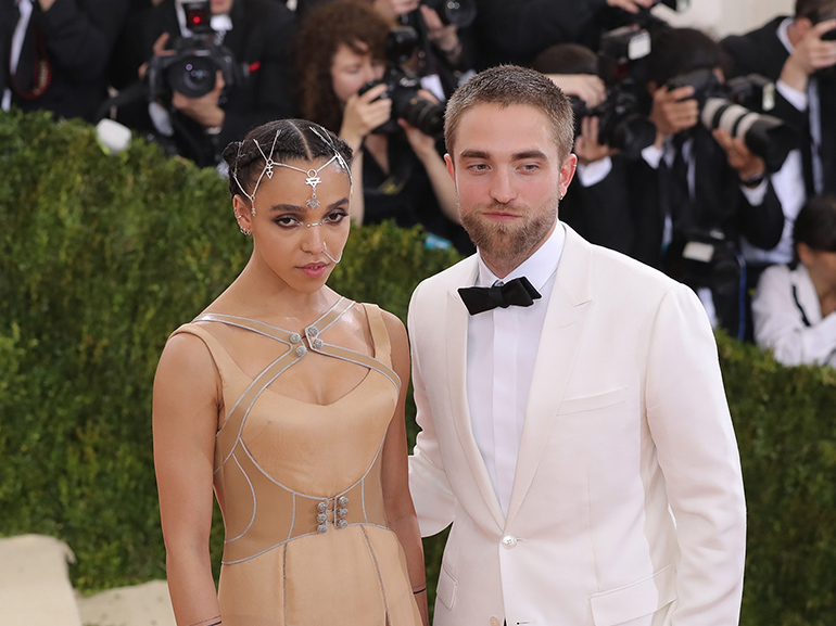 cover robert pattinson fka twigs lasciati mobile