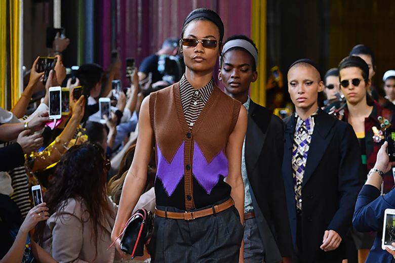 Miu Miu Spring Summer 2018: il pizzo quotidiano, il gilet e le calze fluo