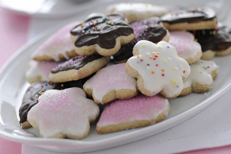 Biscotti decorati con glassa e cioccolato