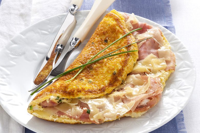 Omelette ripiena con formaggio e prosciutto