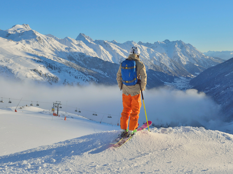 Skifahrer mit Blick ++ber das Stanzertal-credit TVB St. Anton am Arlberg_Foto Sepp Mallaun