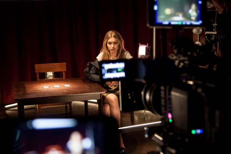Stuart Weitzman e Gigi Hadid di nuovo insieme. Per il debutto di “Gigi Mule”