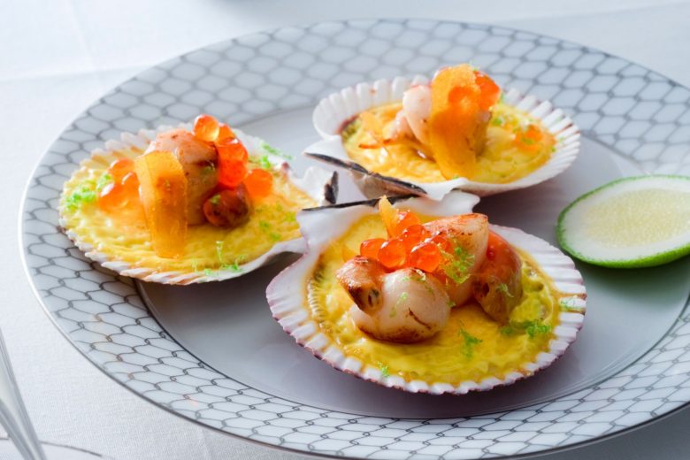 Capesante in padella con bottarga e caviale di salmone