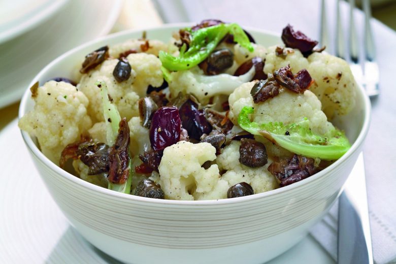 Cavolfiore bollito con capperi e olive