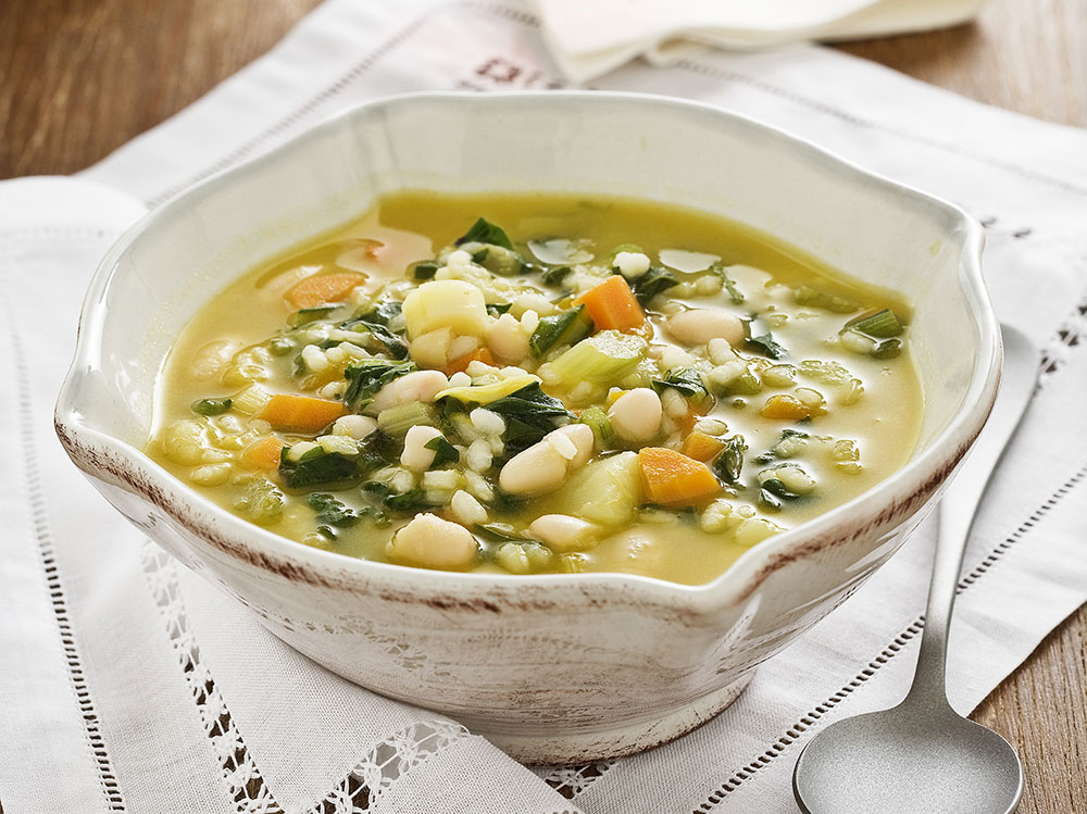 Minestrone classico con verdure fresche 