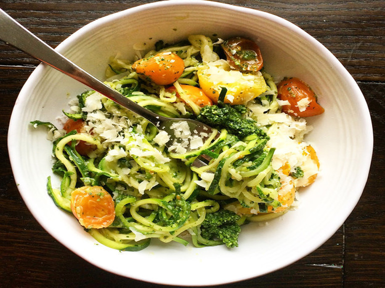 Noodles-con-zucchine-e-pesto-di-kale-piatto-per-rimanere-in-forma-benessere-salute-linea