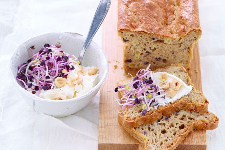 Pane integrale con germogli e formaggio