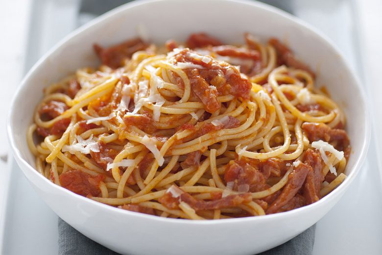 Pasta con salame, pomodoro e provola