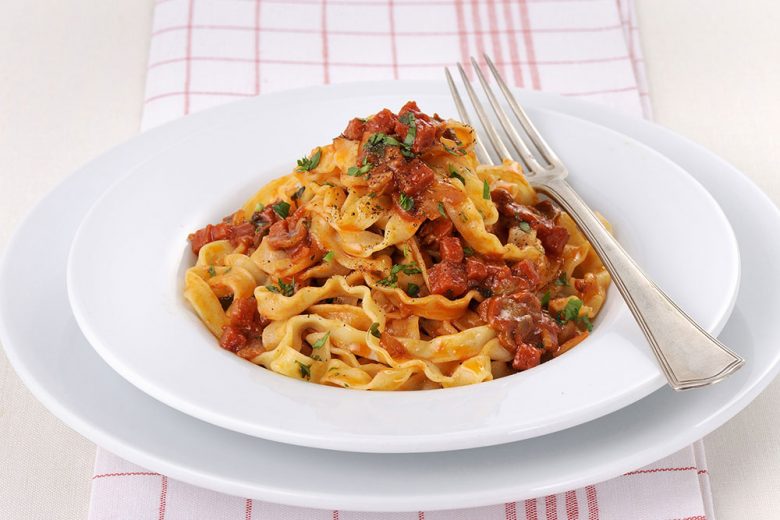 Pasta con sugo al salame