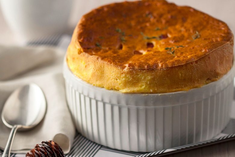 Soufflé salato con pancetta e formaggio