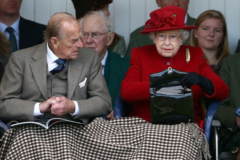 Ecco cosa c’è nella borsa della Regina Elisabetta