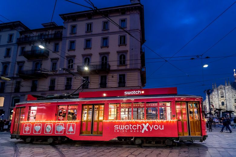 Tutti sul tram di Swatch a Milano