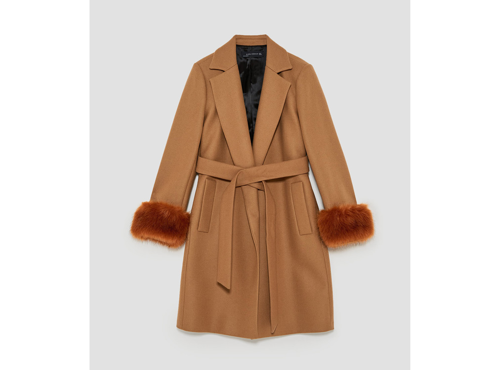 zara–Cappotto-con-collo-a-revers-e-maniche-lunghe-con-dettaglio-di-texture-sui-polsini