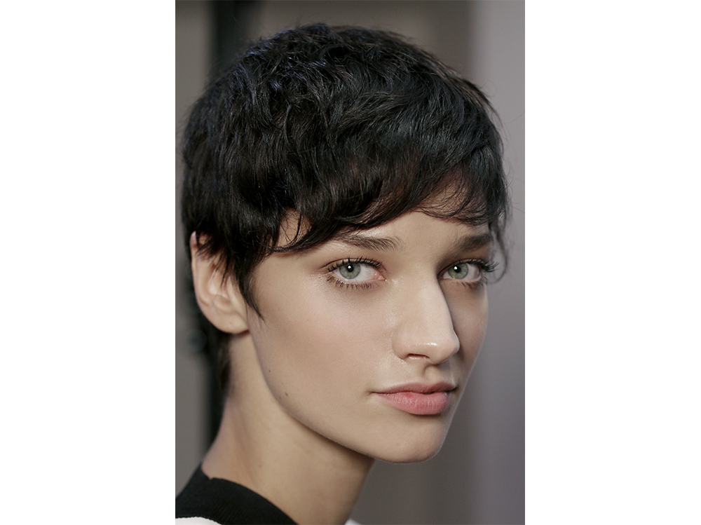 Taglio corto di capelli con frangia
