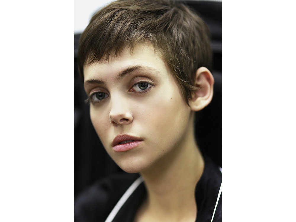 Taglio corto di capelli con frangia