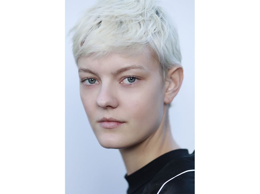 Taglio corto di capelli con frangia