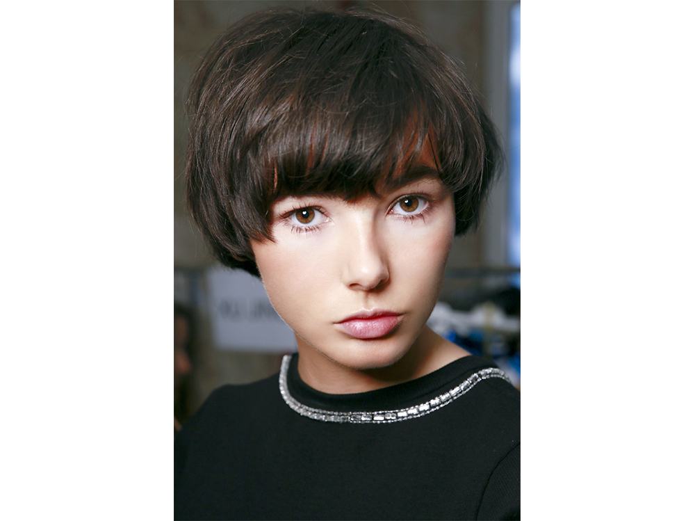 Taglio corto di capelli con frangia