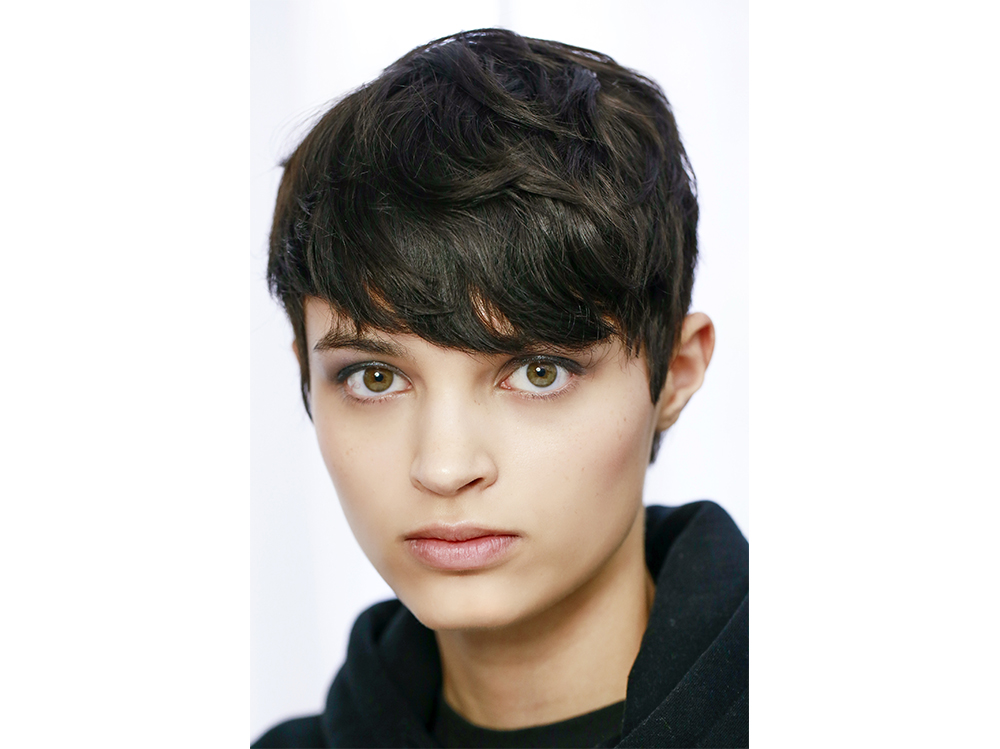 Taglio corto di capelli con frangia