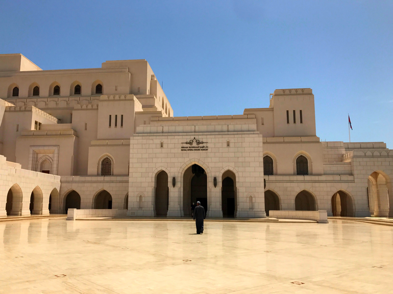 Oman edifici sobri eleganti marmo lucente bianco no sfarzo viaggio in Oman paese sicuro