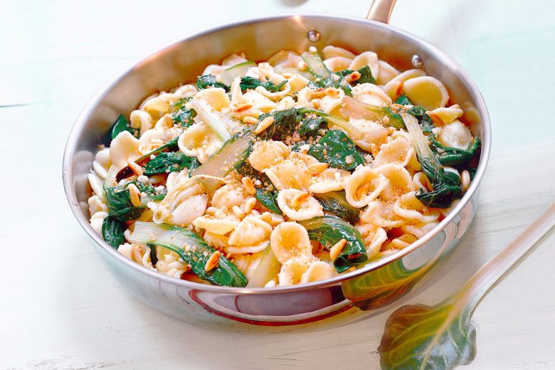 Orecchiette con bietole e acciughe