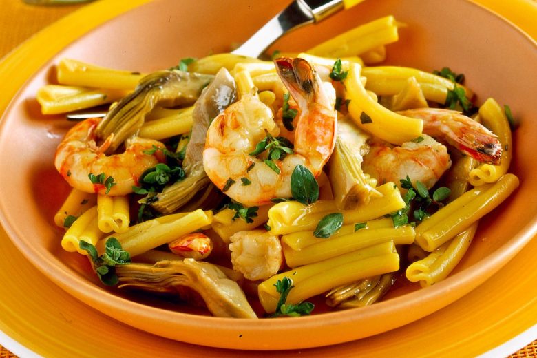 Pasta con sugo di carciofi e gamberi
