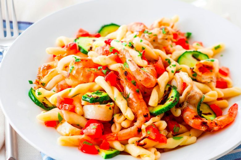 Pasta con zenzero, gamberi e zucchine
