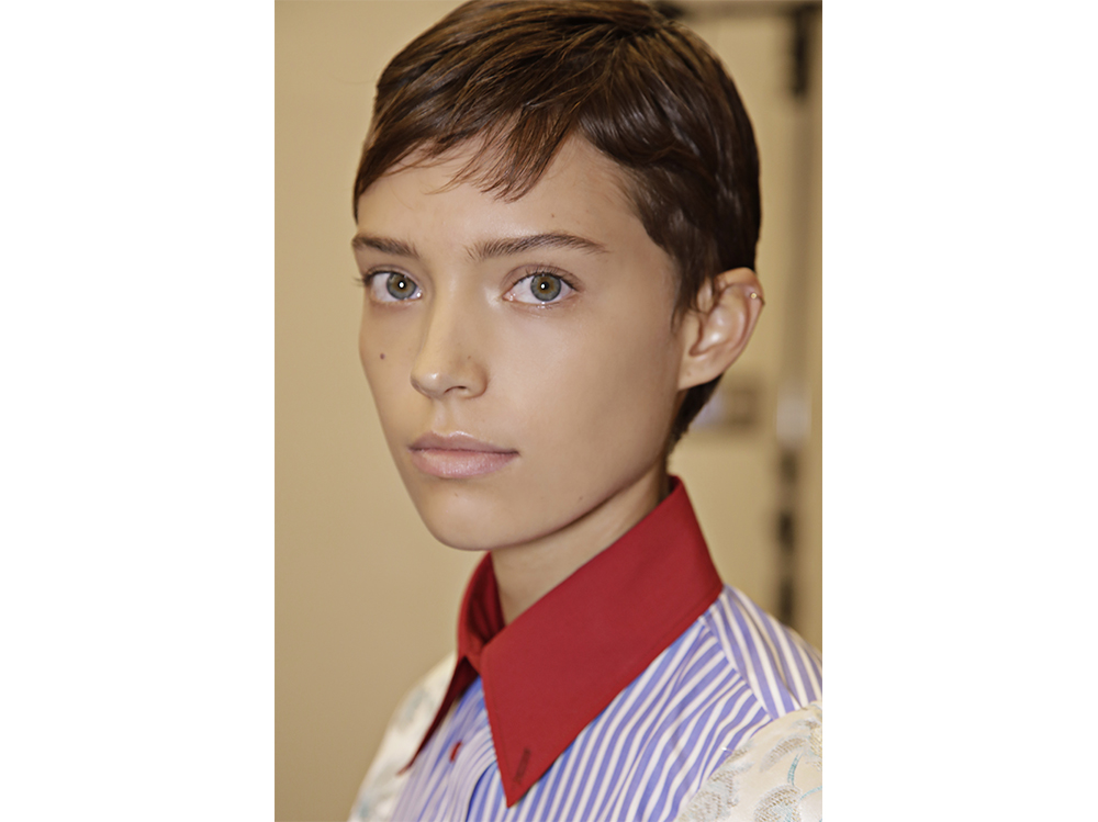 Taglio corto di capelli con frangia