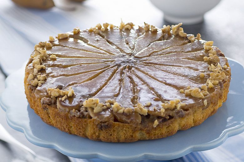 Torta rovesciata con salsa mou