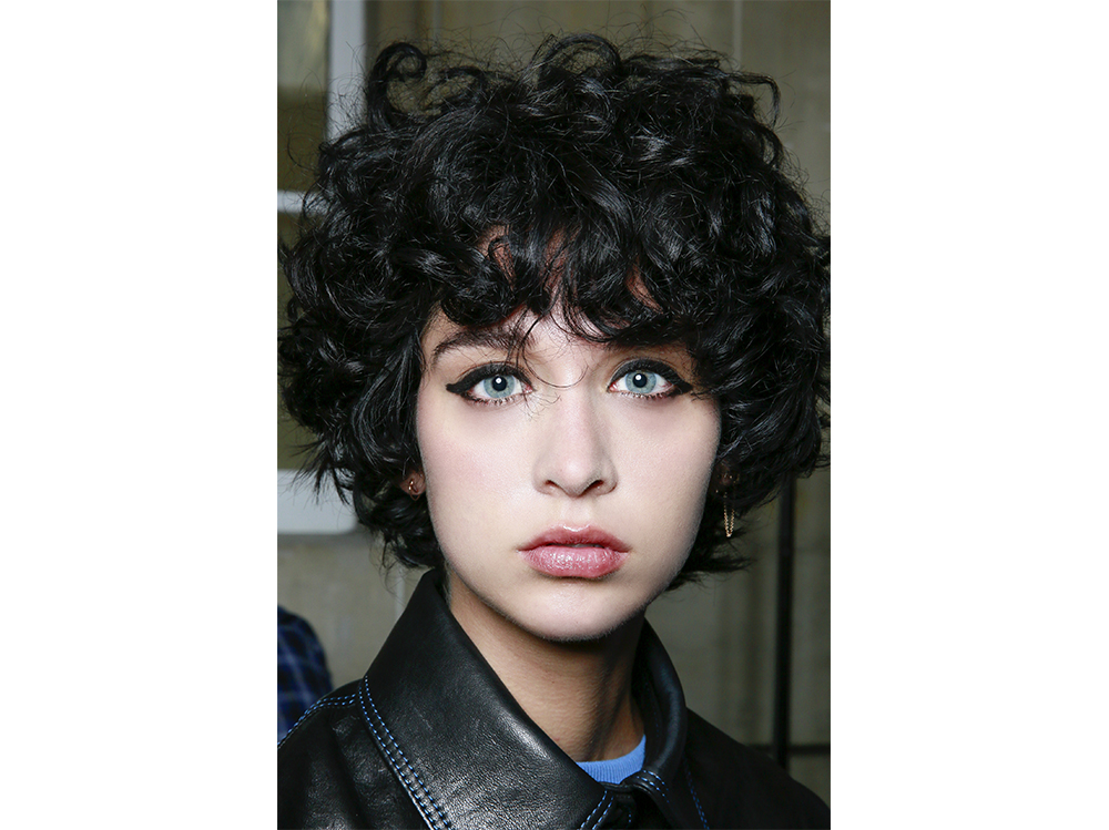 Taglio corto di capelli con frangia
