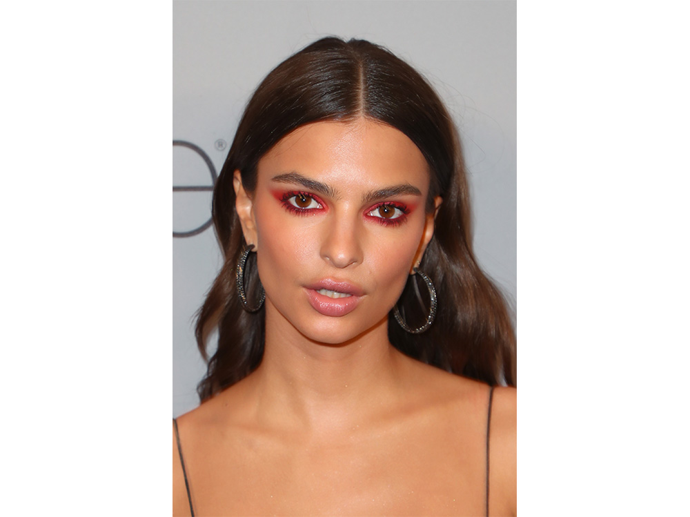 emily ratajkowski copia il trucco intenso nei toni caldi on labbra nude (12)