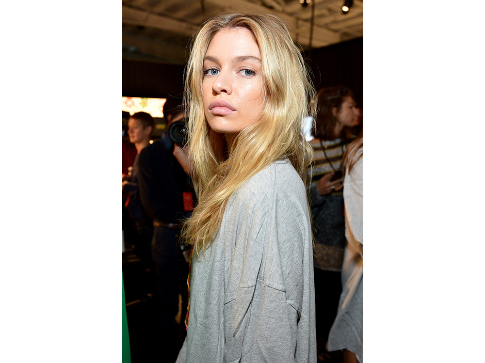 stella maxwell beauty look capelli trucco (1)